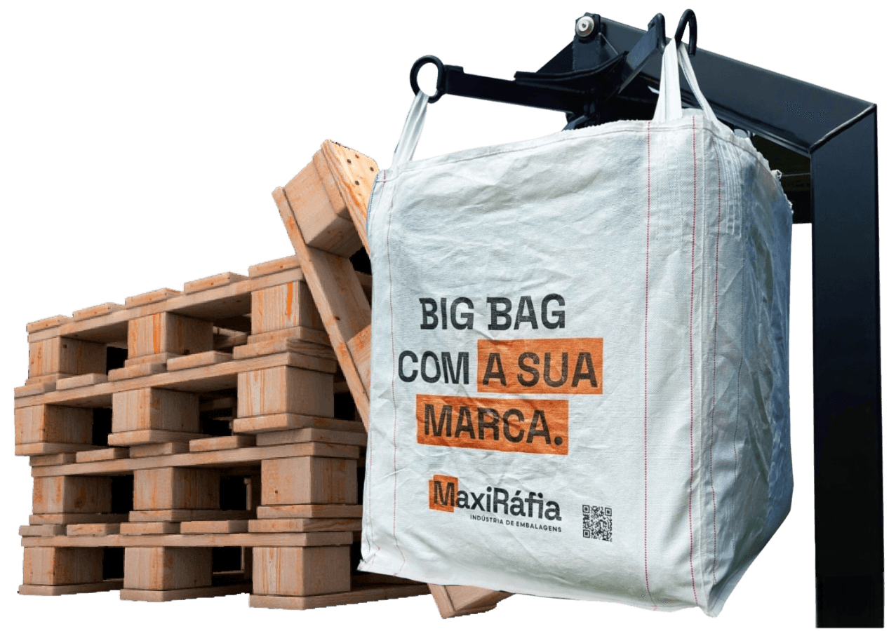 Big Bag personalizado com a sua marca sendo sustentado por estrutura metálica ao lado de dois paletes – MaxiRáfia.