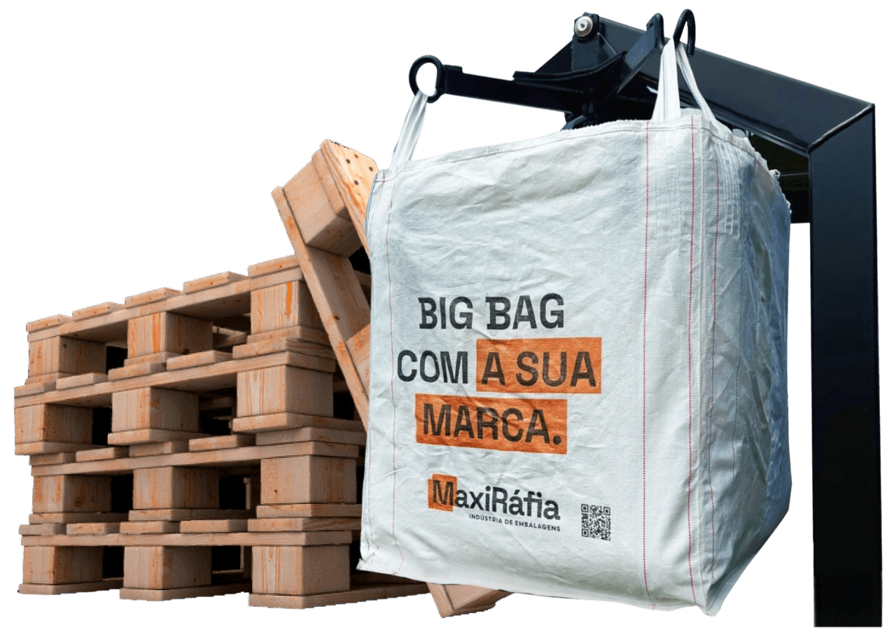 Big Bag personalizado com a sua marca sendo sustentado por estrutura metálica ao lado de dois paletes – MaxiRáfia.